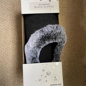 Elegant Black Slippers with Plush Fur Lining
